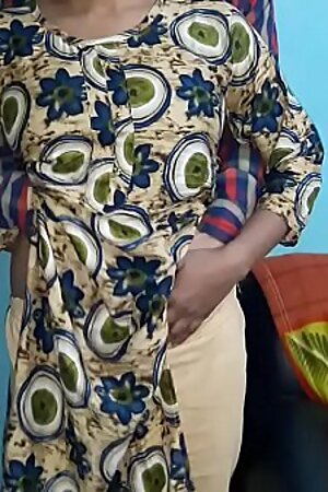 धीरे धीरे पटाया और मना हीया लि चोदने को उसने भी मजे लिये लेकिन बहुत चिल्लाई