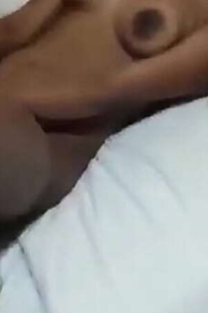 हिंदी हॉटेल में लड़कियों की चुसाई और चुदाई की देसी लड़कों ने देखो