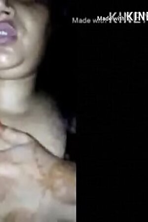 Indian hot horny Housewife bhabhi in yallow saree petticoat give blowjob to her bra sellers